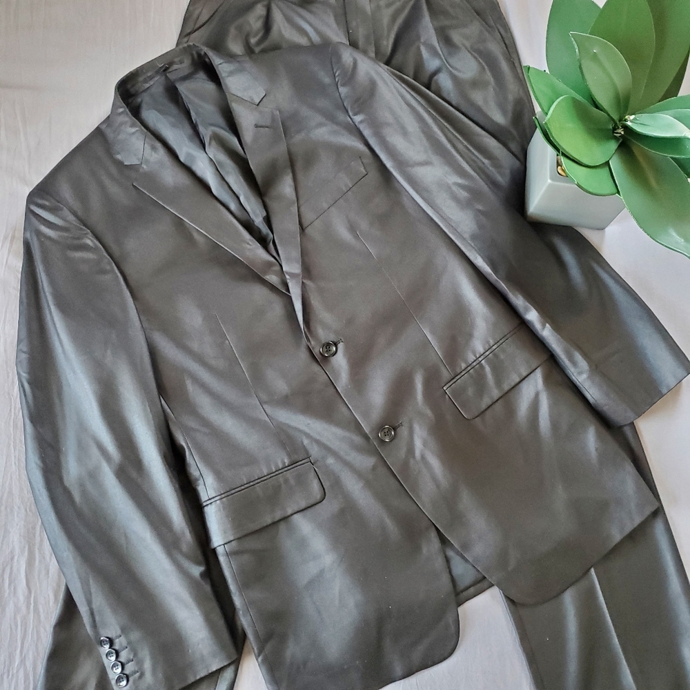 Men's slightly shiny suit